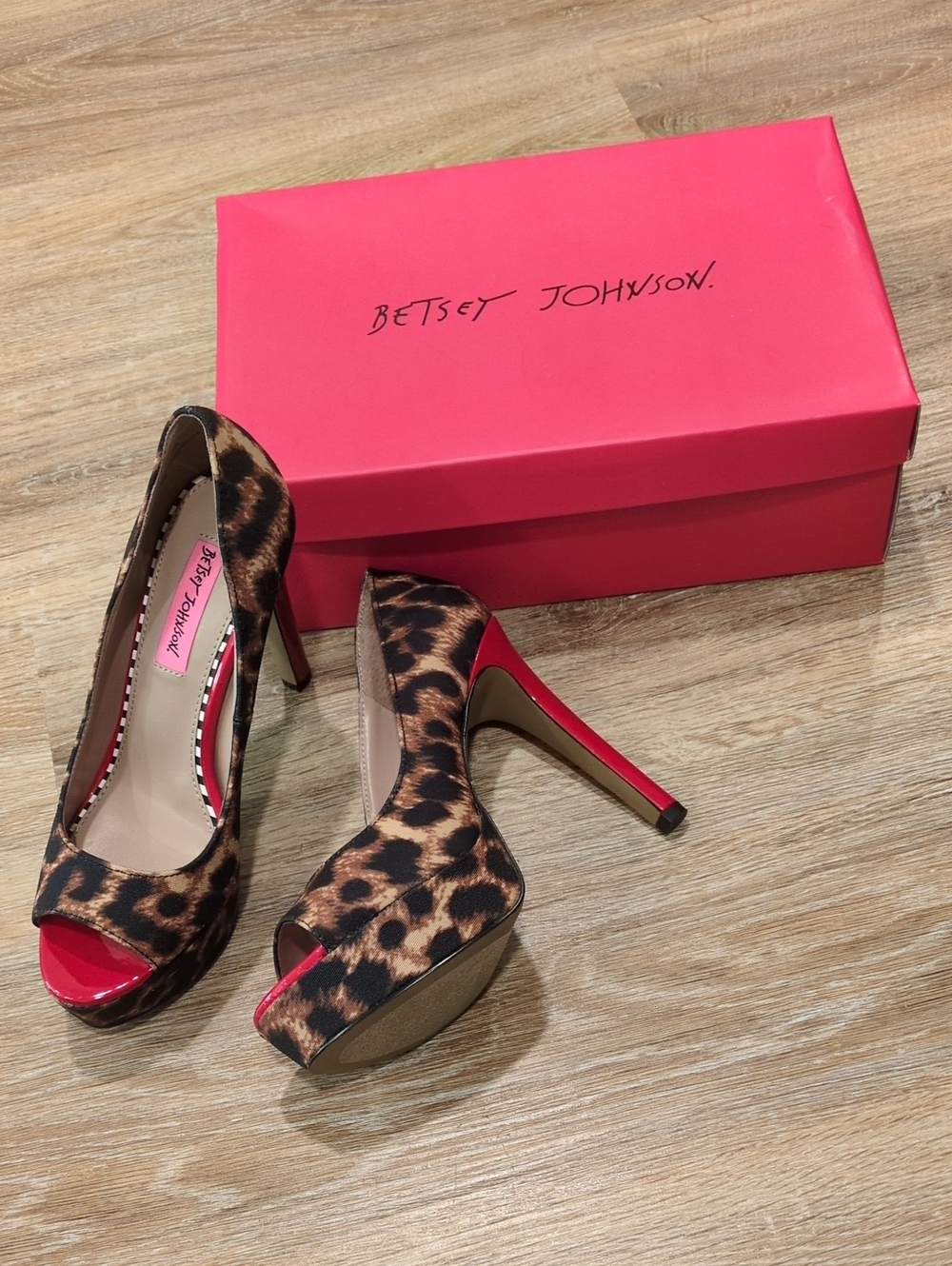 👠🐆❤️ NIB Betsey Johnson Leopard Peep-Toe High Heels Women's size 8 👠🐆❤️